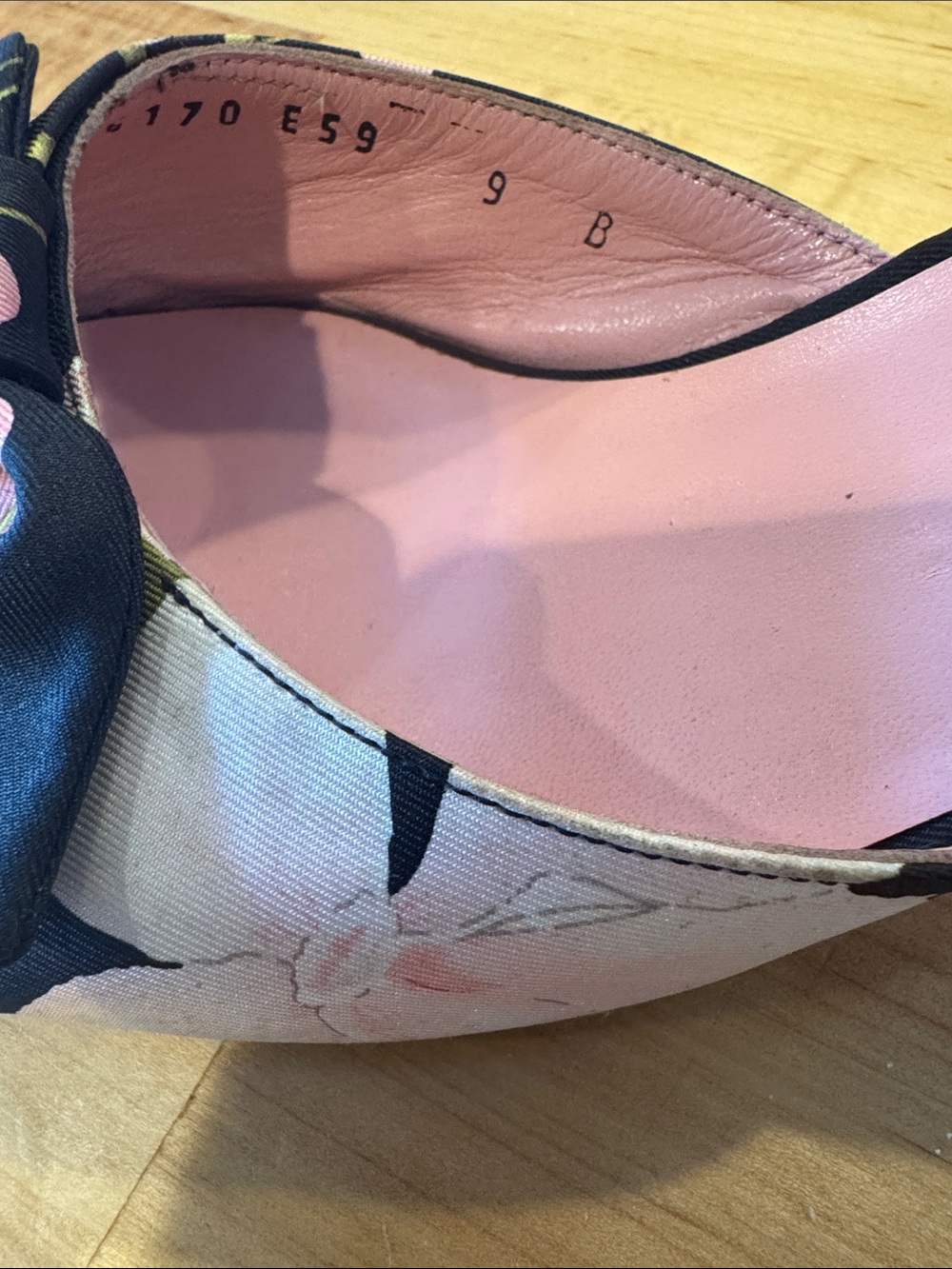 Salvatore Ferragamo Floral Bow Slide Kitten heels in Pink and Black - Picture 5 of 6